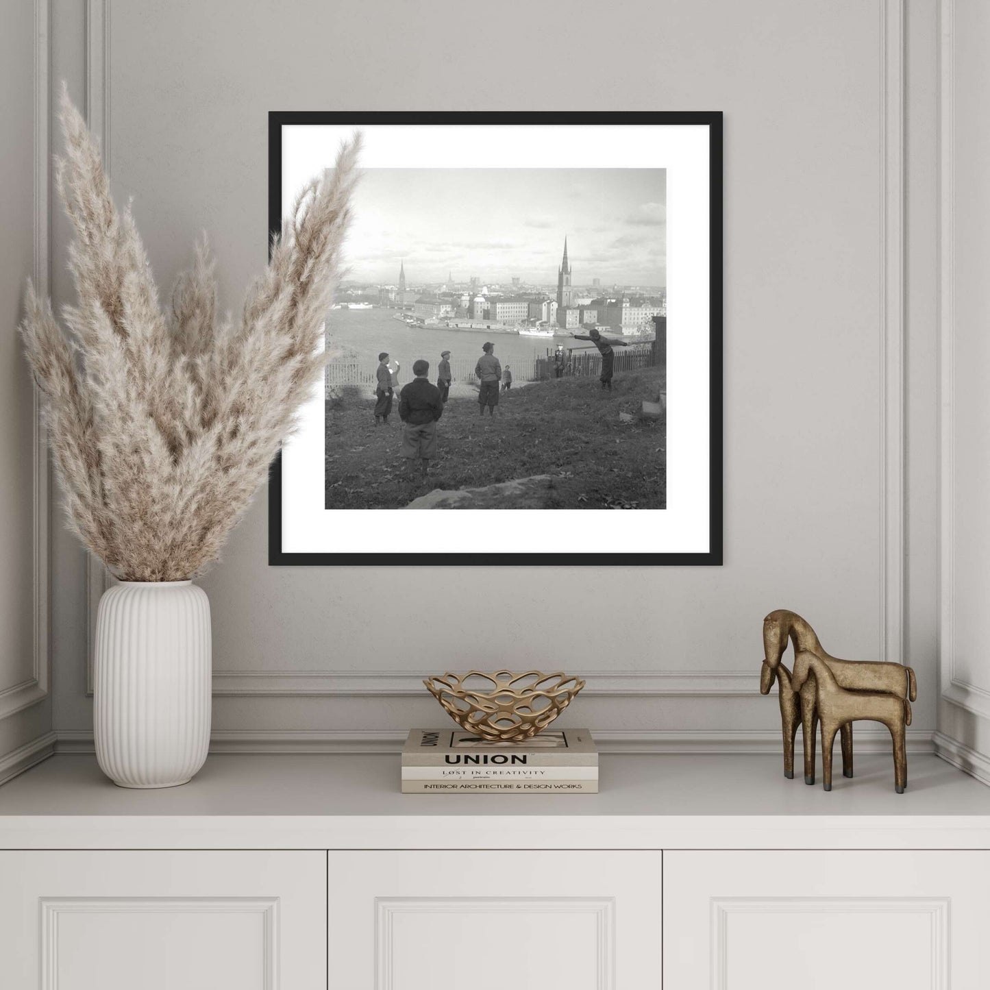 Poster med fotografi av lekande barn Ivar Los park Mariaberget Mariatorget Södermalm Stockholm Riddarfjärden