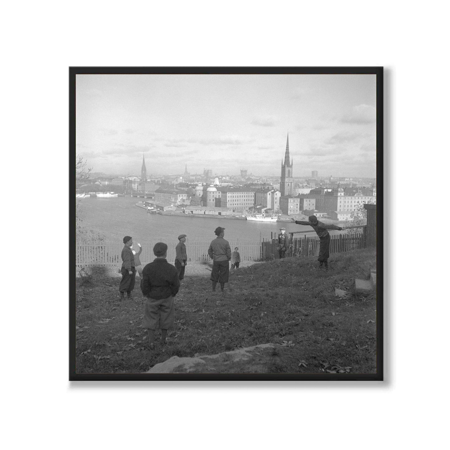 Poster med fotografi av lekande barn Ivar Los park Mariaberget Mariatorget Södermalm Stockholm Riddarfjärden