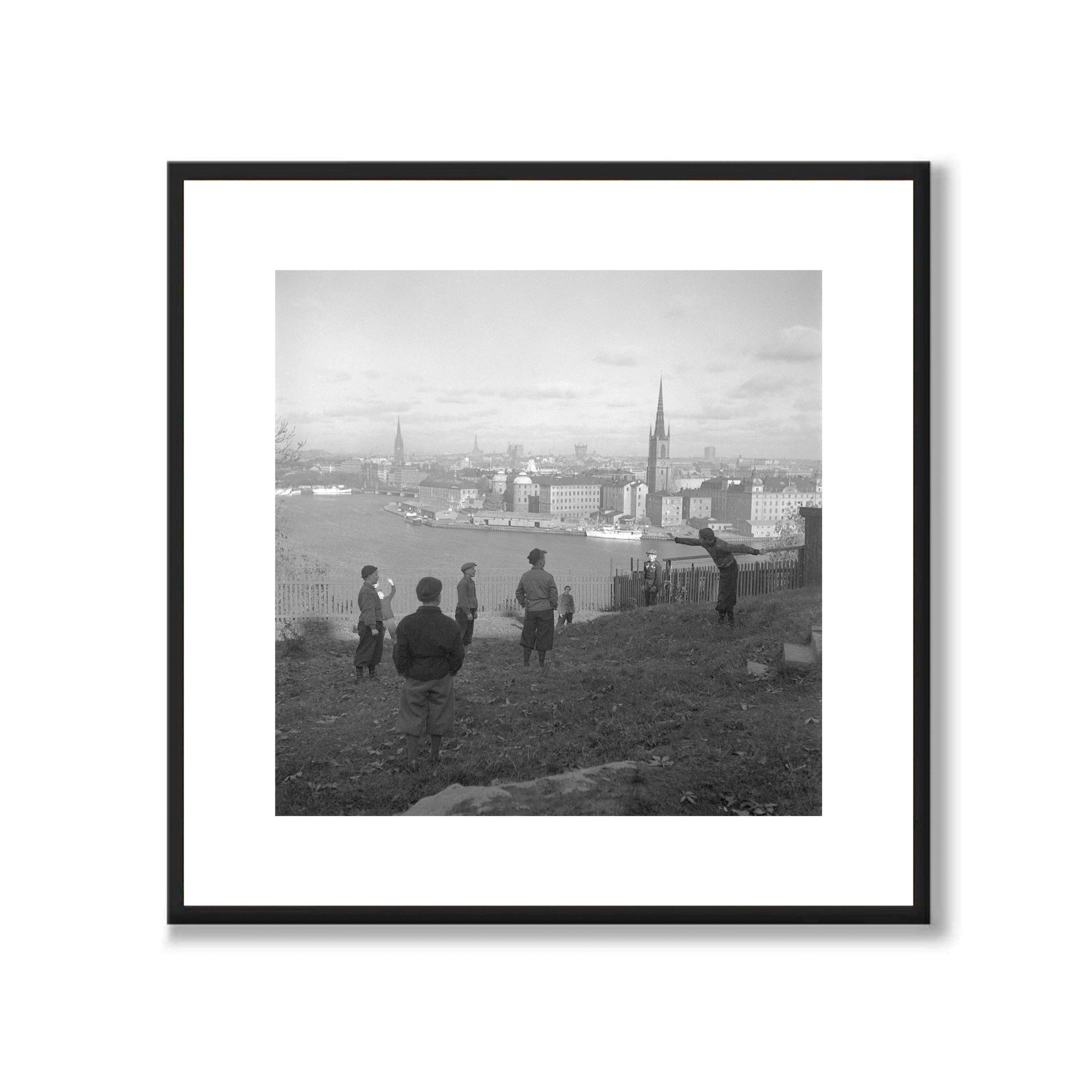 Poster med fotografi av lekande barn Ivar Los park Mariaberget Mariatorget Södermalm Stockholm Riddarfjärden