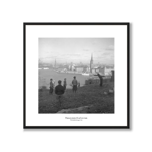 Poster med fotografi av lekande barn Ivar Los park Mariaberget Mariatorget Södermalm Stockholm Riddarfjärden